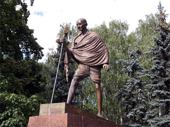 Памятник в Москве на Ломоносовском проспекте