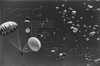 Парашютисты на авиапараде в Тушино. Москва, 1933 г