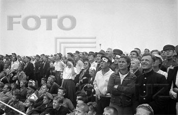 Москва.Август 1946г. Центральный аэродром. В день авиации многочисленные зрители внимательно следят за массовым десантом парашютистов.